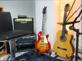 Verschiedene Gitarren spielbereit